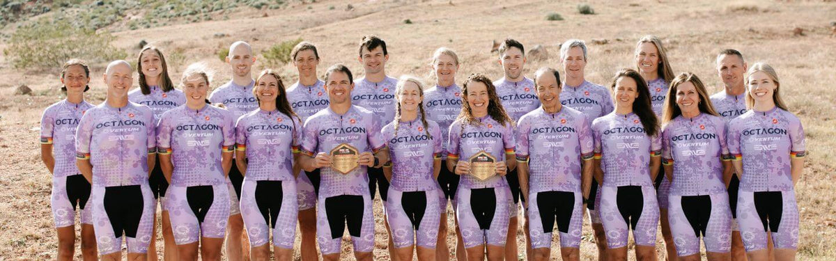 L'équipe américaine de triathlon Octagon Elite posant en grand groupe dans sa tenue d'équipe