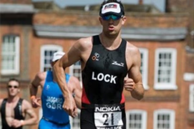 Le fondateur James Lock en pleine course lors d'un triathlon.