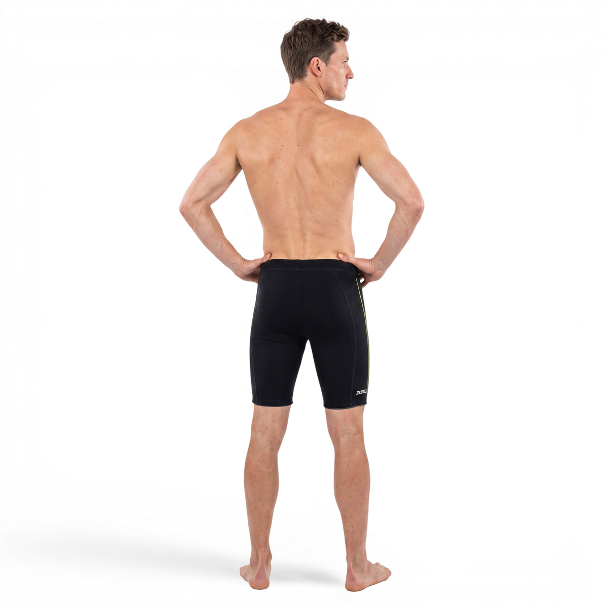 athlète portant le short de flottabilité Zone3 Active Flex, vue de face sur fond blanc. 