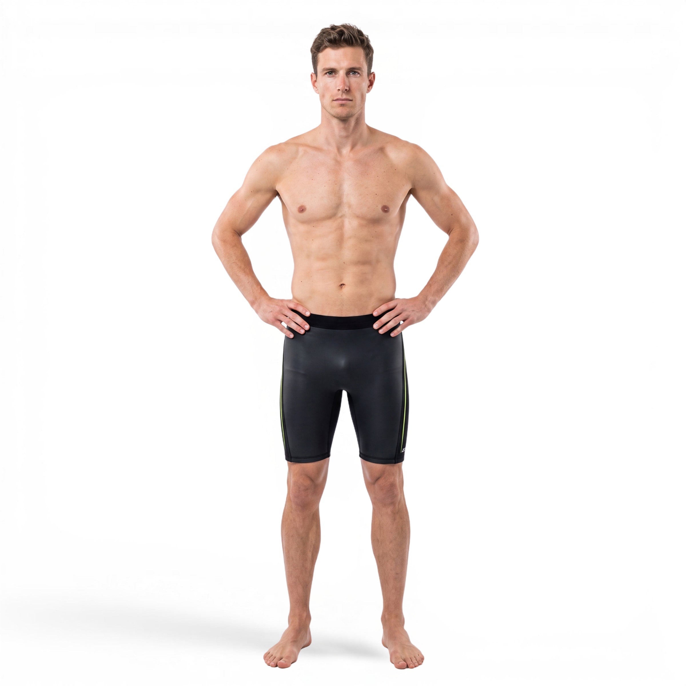 athlète portant le short de flottabilité Zone3 Active Flex. Vue de face sur fond blanc. 