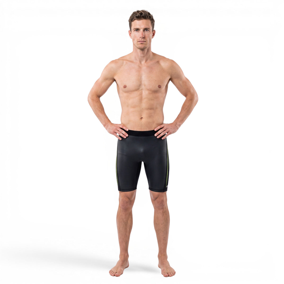 athlète portant le short de flottabilité Zone3 Active Flex. Vue de face sur fond blanc. 