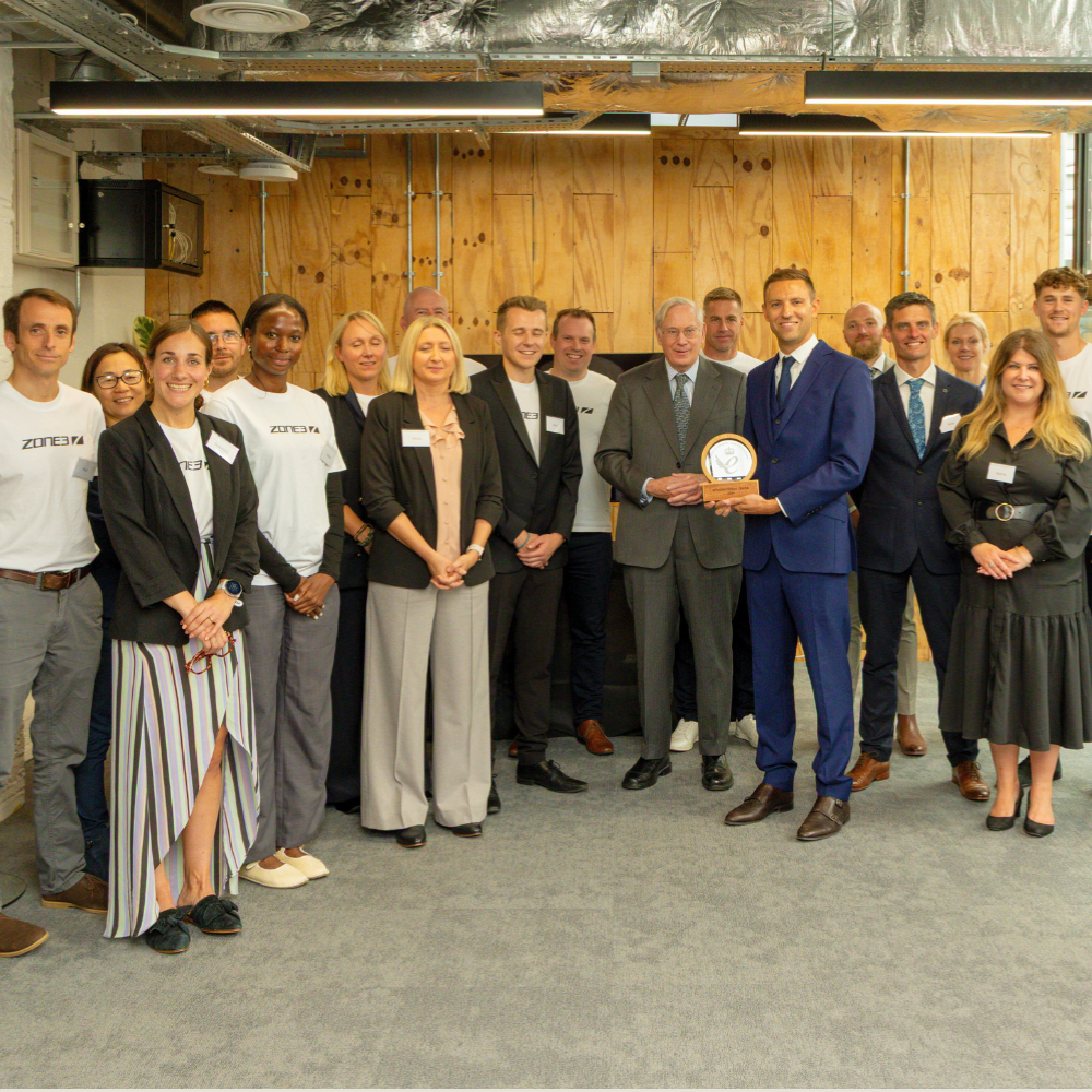 L'équipe ZONE3 souriant pour une photo. Au centre, le fondateur James Lock avec le duc de Gloucester remettant le King's Award for Enterprise.