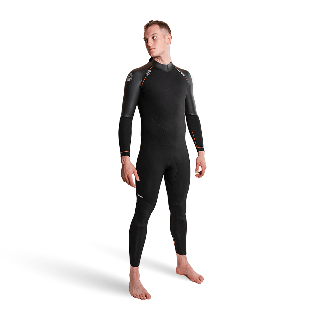 Combinaison néoprène Active-Flex sur un mannequin homme, idéale pour la nage en eau libre, le surf et d'autres sports nautiques.