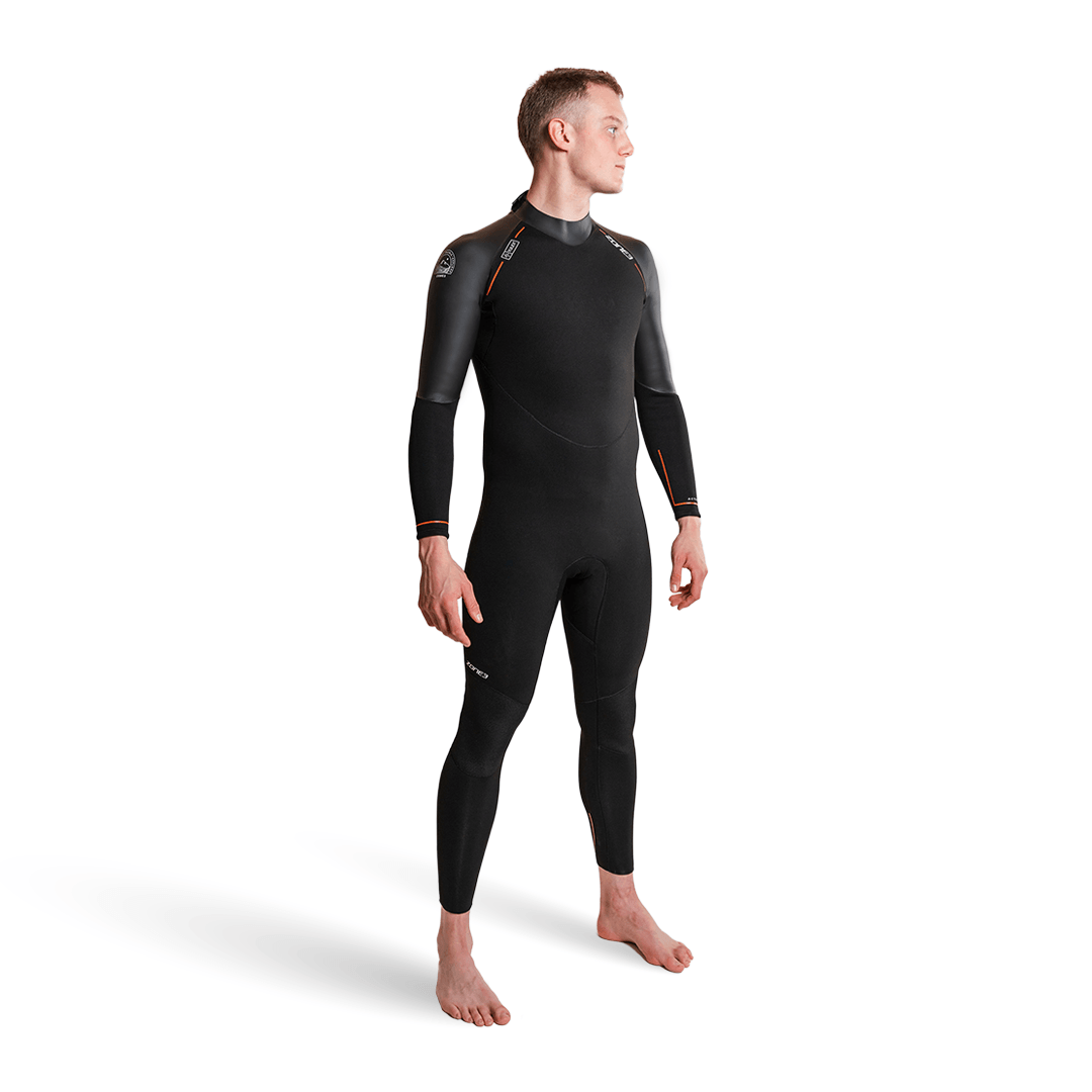 Combinaison néoprène Active-Flex sur un mannequin homme, mettant en valeur sa conception souple et durable pour les sports nautiques.