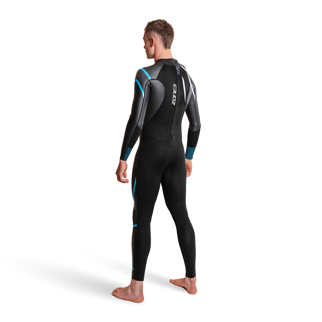 Combinaison néoprène Glide - Location à la saison portée par un nageur, mettant en valeur son design épuré et ses atouts techniques.