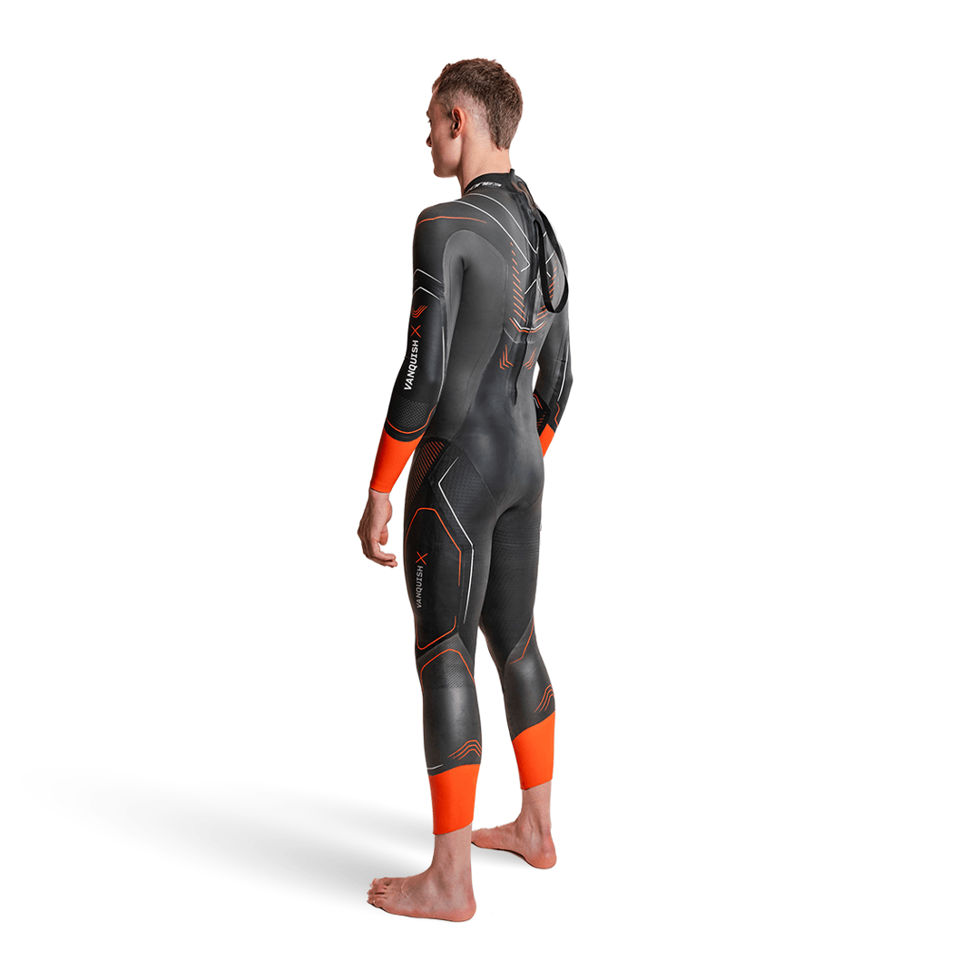 Vue de dos d'un homme portant la combinaison néoprène Zone3 Vanquish-X avec touches d'orange sur fond blanc. 