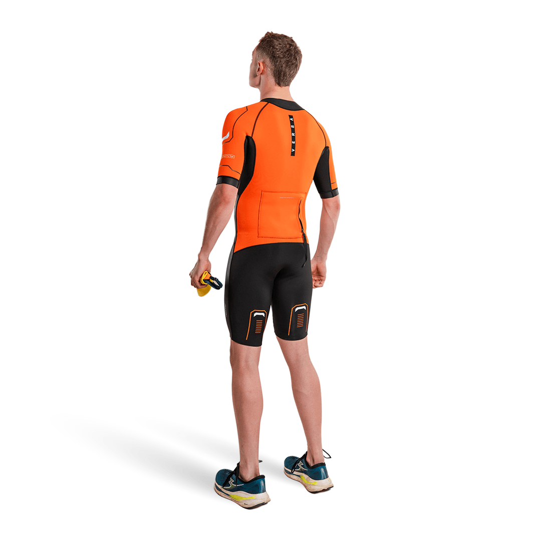 Combinaison néoprène de swimrun Versa présentée de dos sur un mannequin, conçue pour la performance et le confort en swimrun.