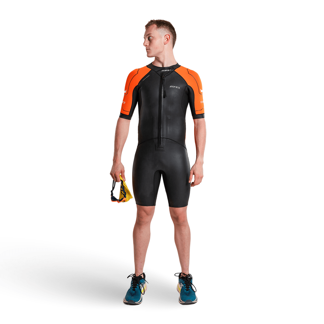 Combinaison néoprène de swimrun Versa sur un mannequin homme, mettant en valeur ses atouts de performance et de confort.