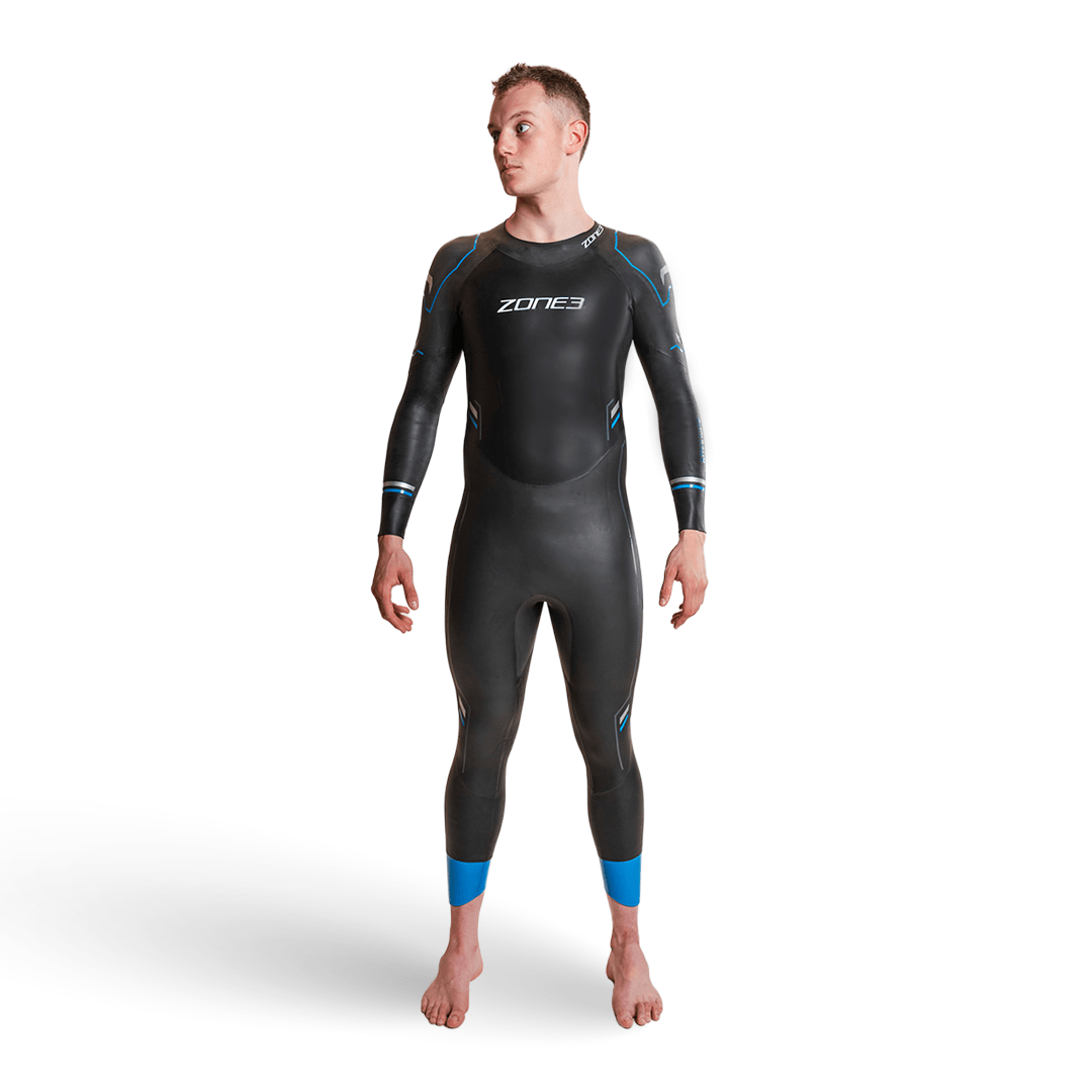 Combinaison néoprène Advance portée par un mannequin : combinaison intégrale noire avec touches de bleu aux bras et aux mollets