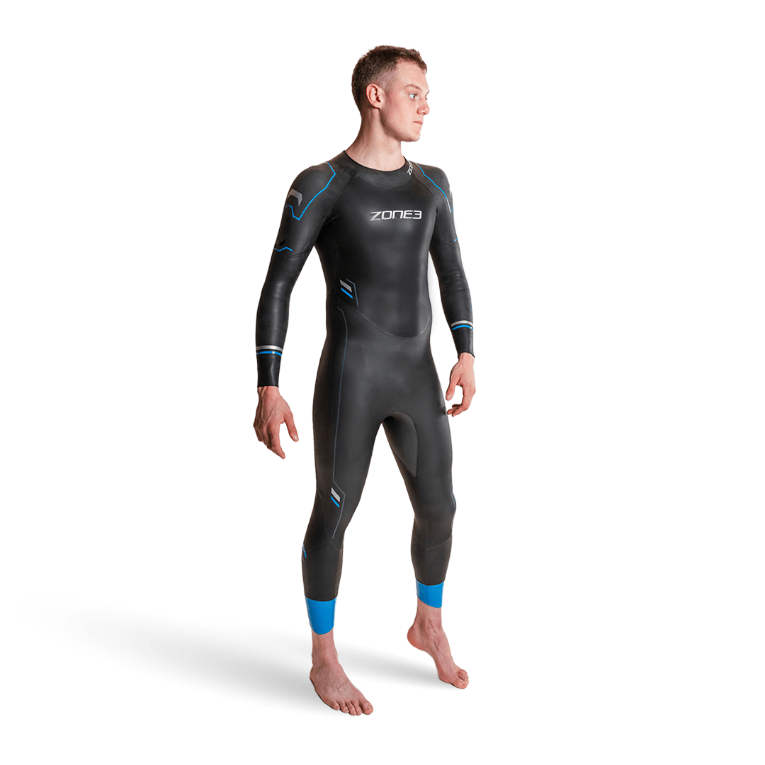 Vue de face d'un homme portant une combinaison néoprène Advance noire avec détails bleus.